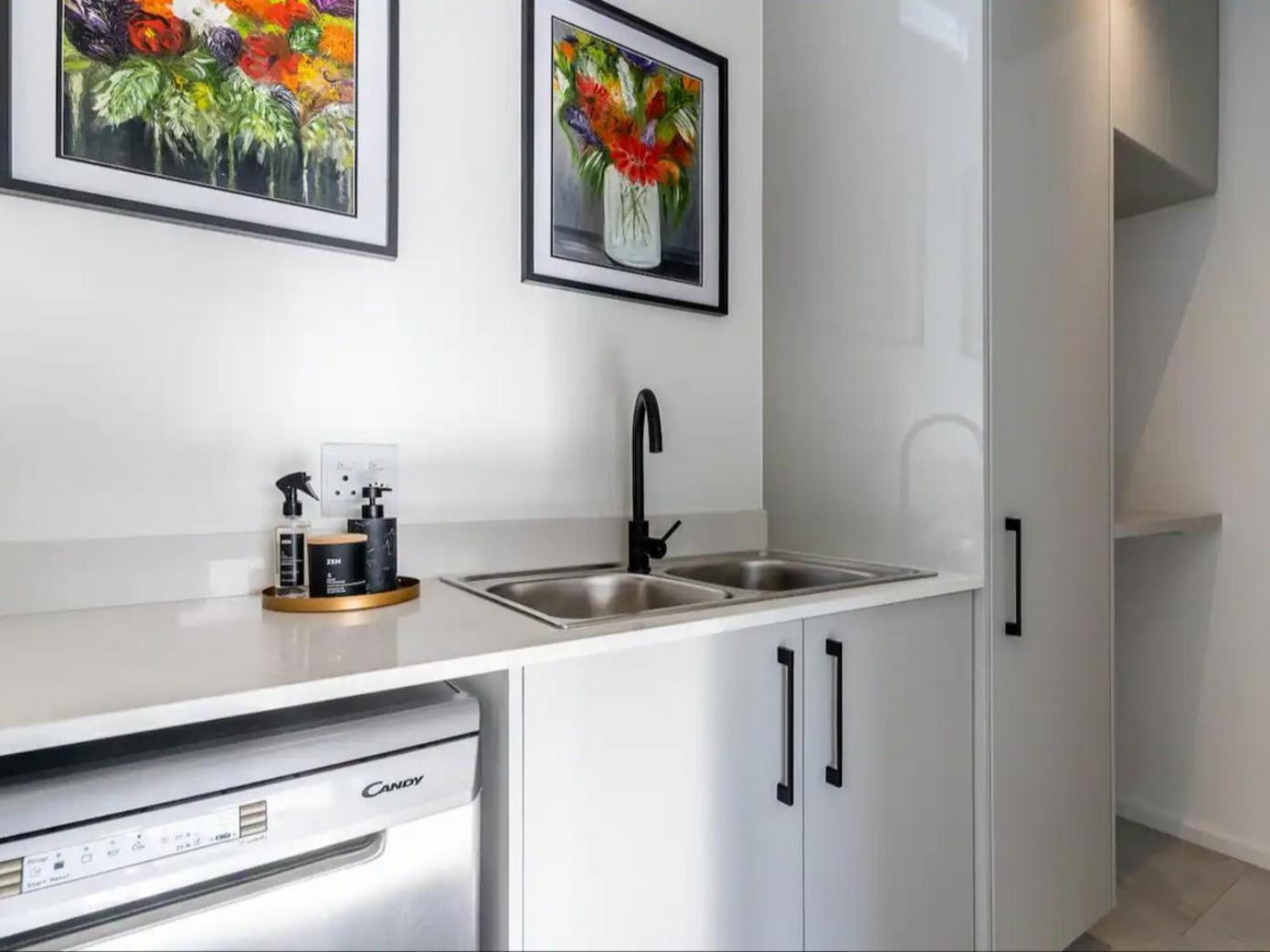 Luxury At The Alphen Glen Apartment